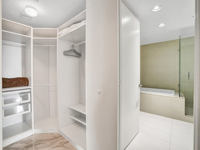 Building Photo - 2602 E Hallandale Beach Blvd