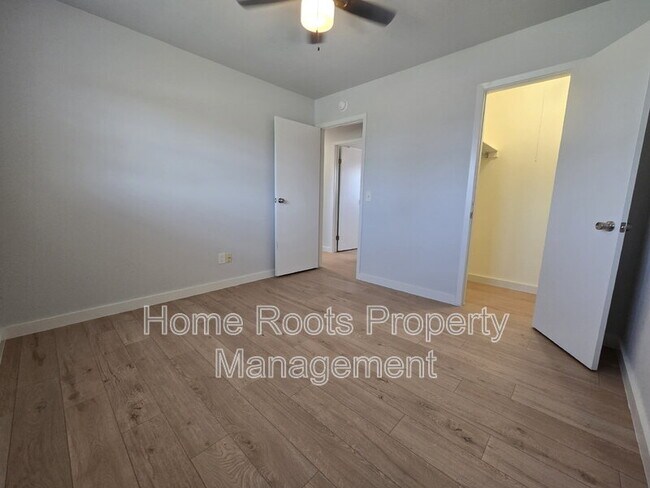 Building Photo - 1309 W Beech Dr