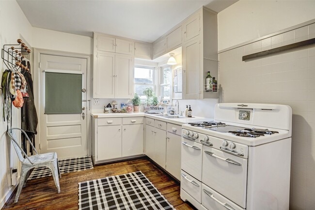 Building Photo - 2112 Banks St