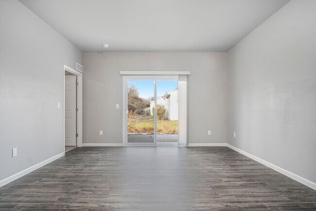 Building Photo - 15901 Cedar Dr
