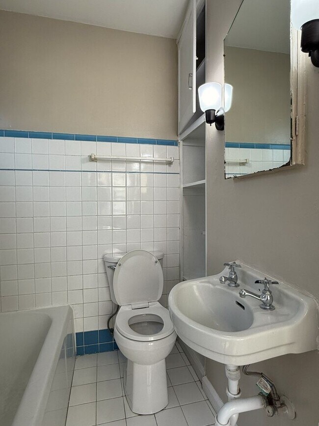 Building Photo - 818w.21s