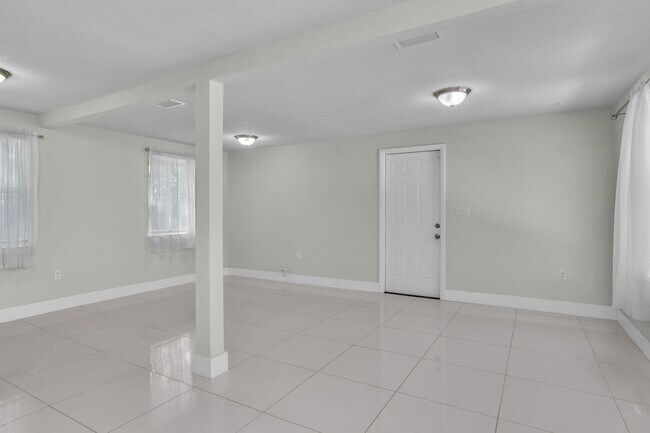 Building Photo - Rented