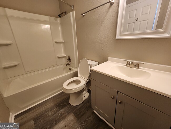 Building Photo - 4524 Lasalle Dr