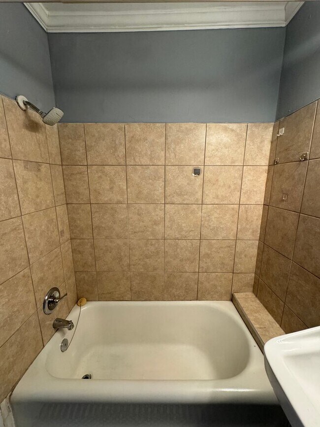 Building Photo - *COMING SOON* Charming Two Bedroom in Uptown Clt!