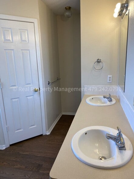 Building Photo - 6005 Sandy Parker Ct
