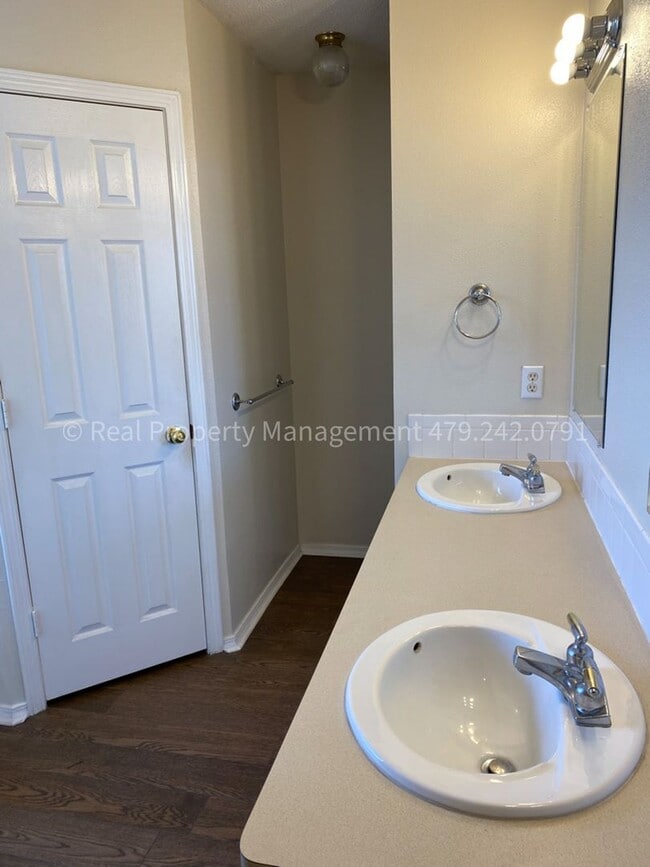 Building Photo - 6005 Sandy Parker Ct