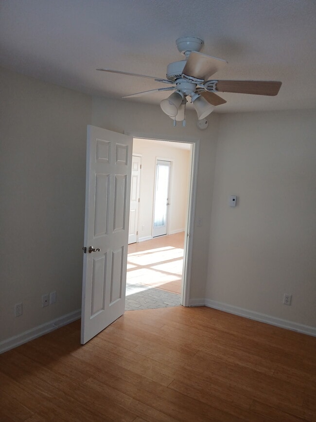 Building Photo - 126 Urbandale Pkwy