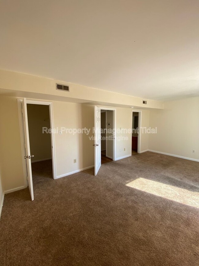 Building Photo - 10 Parkway Dr