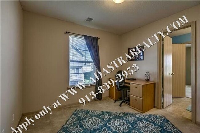 Building Photo - Spacious 3 Bed, 2 Bath, 2 Half Bath Townho...