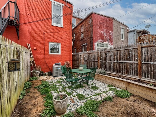 Building Photo - 207 Calder St
