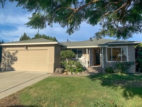 Building Photo - Single level 3 Bedroom Home on a Spacious Corner Lot!