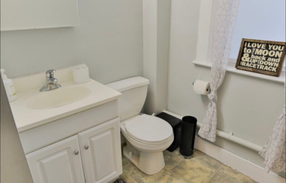 Bathroom 1 - 212 Circular St