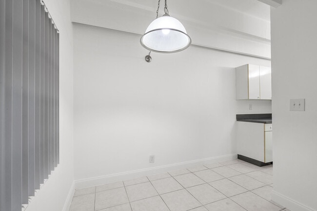 Building Photo - 330 NW 20th St