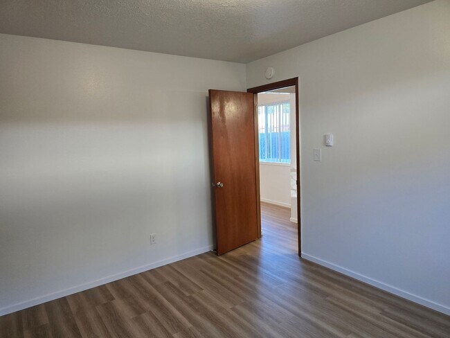 Building Photo - *!*!* Ground Floor Pet Friendly 1 Bedroom ...