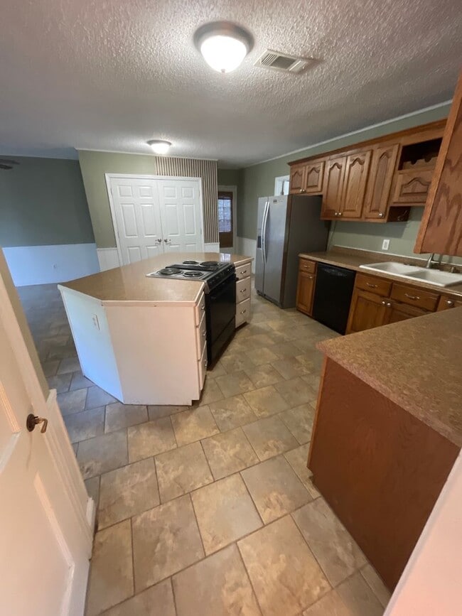 Building Photo - Broadmoor Home, 3 Beds, 2 Baths