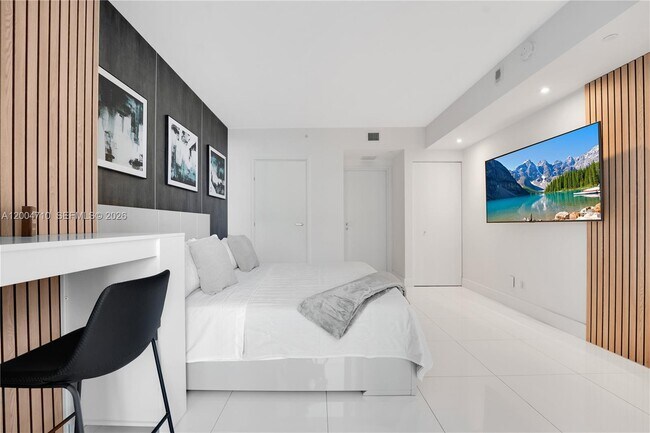 Building Photo - 1300 Brickell Bay Dr