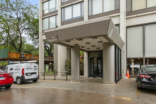 Building Photo - 5455 N Sheridan Rd