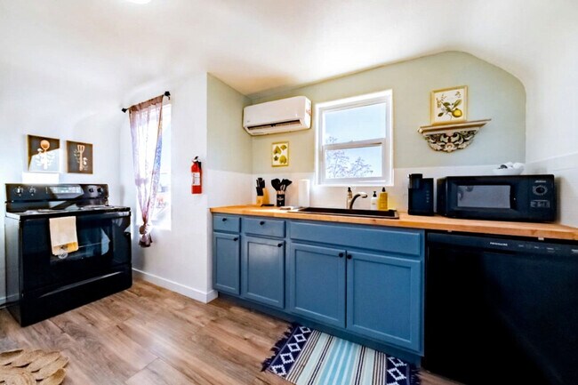 Building Photo - 170 E 100 N