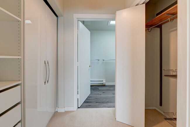 Building Photo - 3 Bedroom Condo on West Beach Bluffs **$500 off the first months rent**