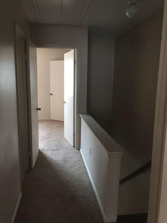 Building Photo - 2 bedroom 2 bath town home in a gated comm...
