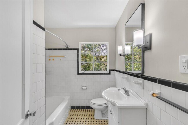 Building Photo - 2 bedroom off of Historic Victory Drive and minutes from Daffin Park