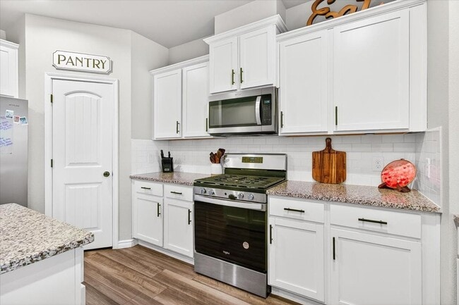 Building Photo - 8121 Cattlemen Dr