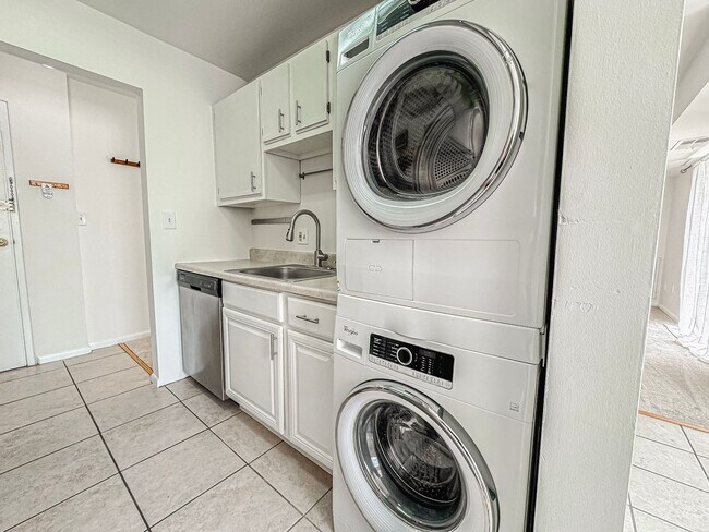 Building Photo - Sun-filled 1 Bed 1 Bath Condo In Scenic River Terrace - Water Included!