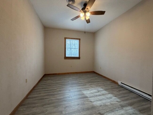 Building Photo - 4 bed 1.5 Bath Home Available in Springfield+