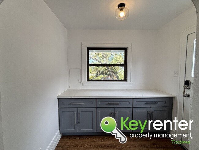 Building Photo - Character and Comfort in Tacoma, Spacious ...