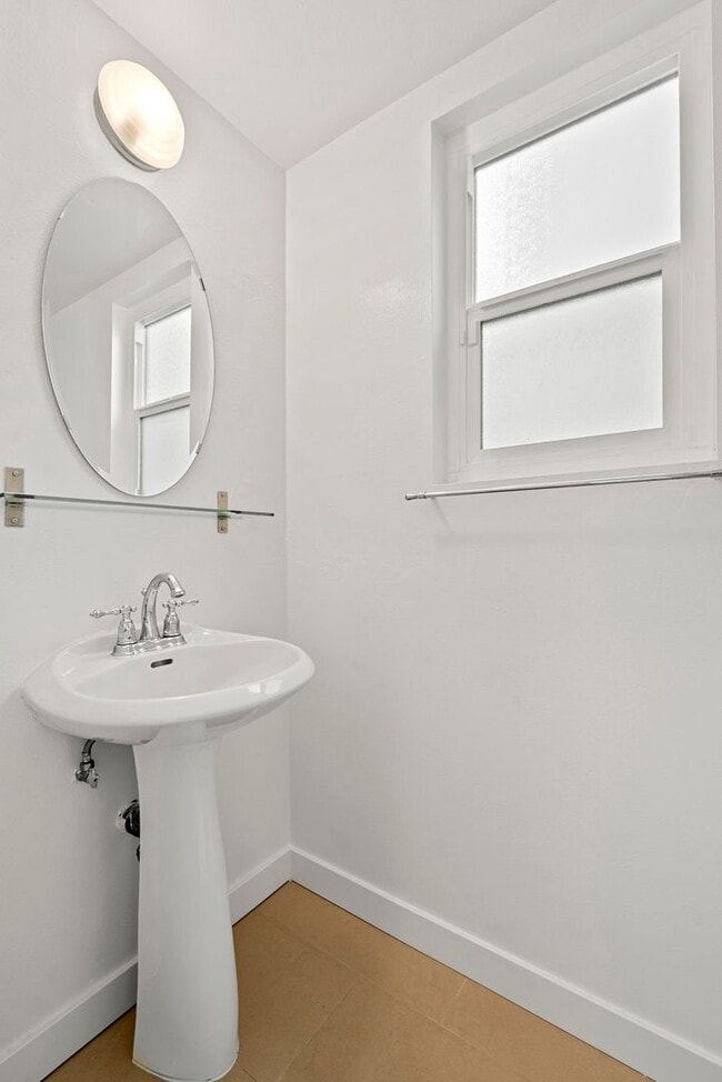 Building Photo - Gorgeous 3+3 Private Single Family Townhou...