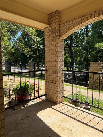 Building Photo - 2108 Lakeforest Dr