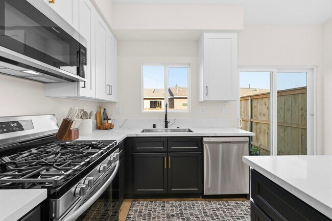 Building Photo - 436 Date Ave