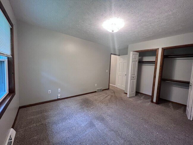 Building Photo - 1795 Forest Lake Dr SE