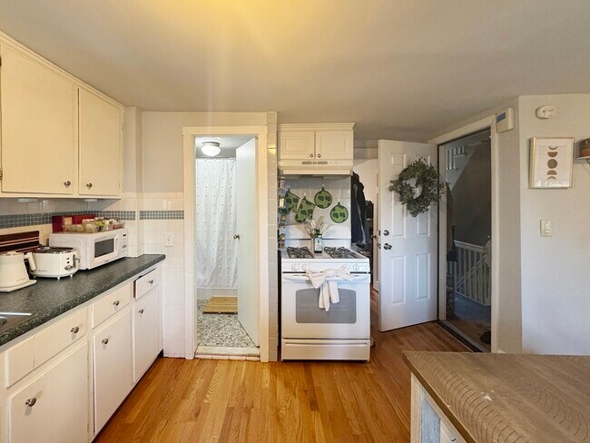 Building Photo - 643 Saratoga St