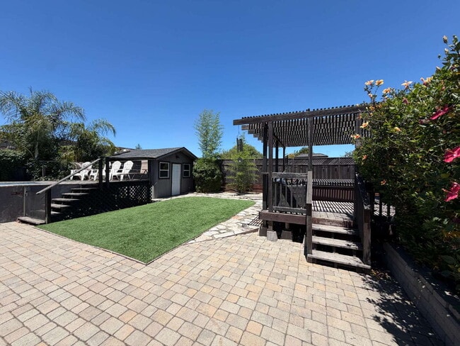 Building Photo - "Charming 3-Bedroom Oasis with Granite Elegance & Hardwood Warmth in Concord!"