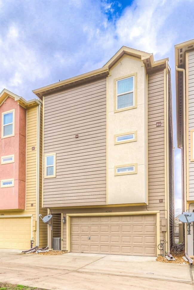 Primary Photo - 4208 Old Spanish Trl