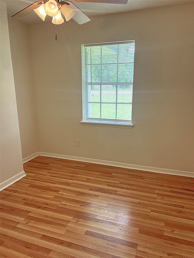 Building Photo - 560 Beverly Dr