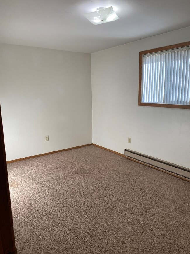 Building Photo - 2 Bed/1 Bath Apartment available!  Heat and Water Included!