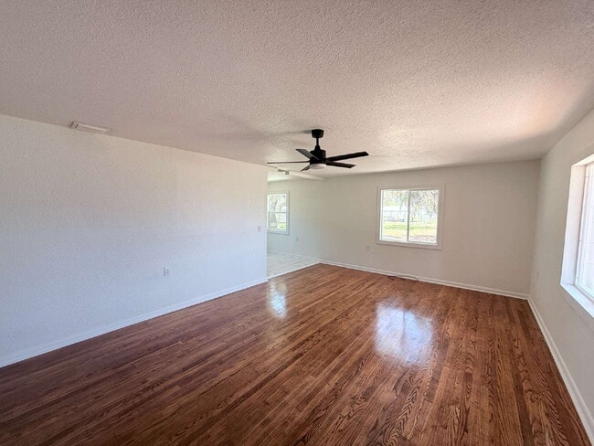Building Photo - 3-Bedroom and 2-Bathroom with 1 Car Garage