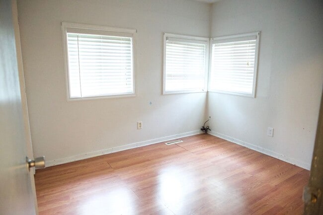 Building Photo - 1504 N 75 Dr
