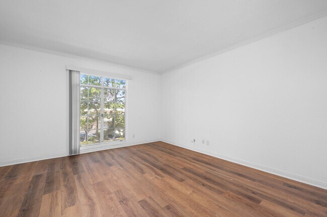 Building Photo - COMING AVAILABLE 4/5/26: Updated Versailles Condo in Newport Beach