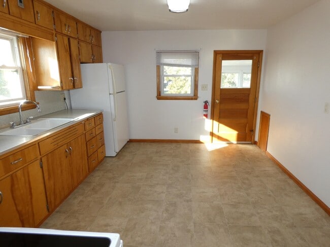 Building Photo - 137 N Wacouta Ave