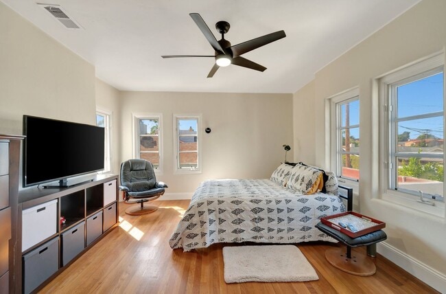 Building Photo - Luxury Bayside Living in Loma Portal with 5 bedrooms & 3 baths!