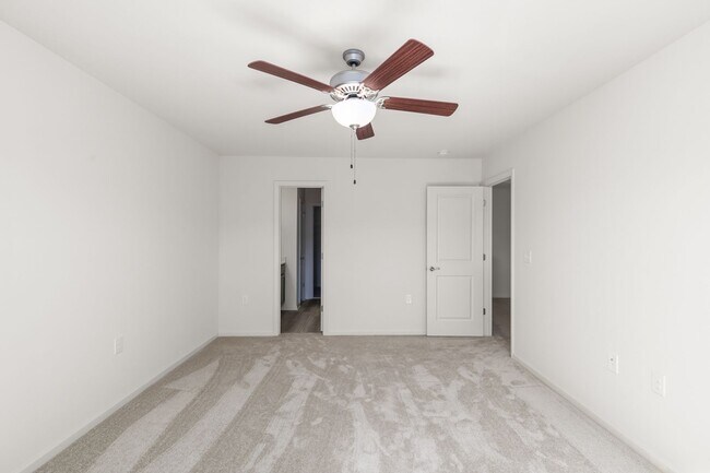 Building Photo - 2 Bed 2.5 Bath Townhome