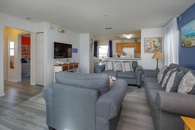 Building Photo - Call Ed for showings (352) 217-0284