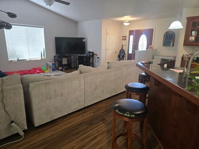 Building Photo - 3 bed 2 bath  Home for Rent in Grants Pass