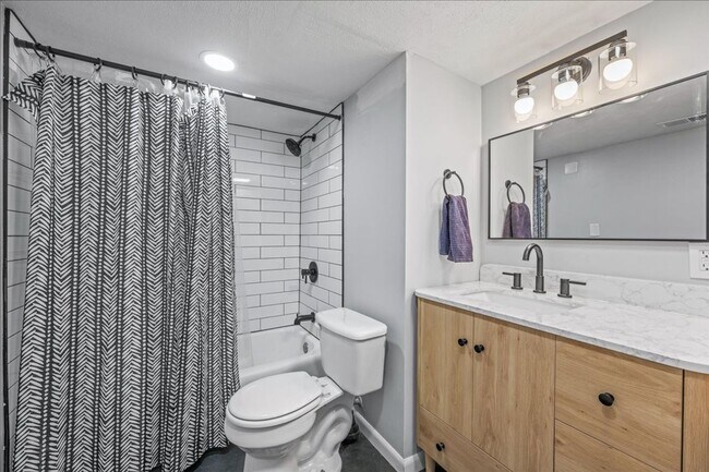 Building Photo - Newly Renovated Blackstone Gem!