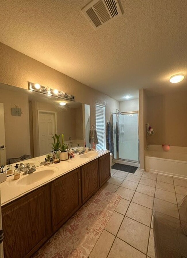 Building Photo - 4 Bed 2.5 Bath Home with Yard in Kyle