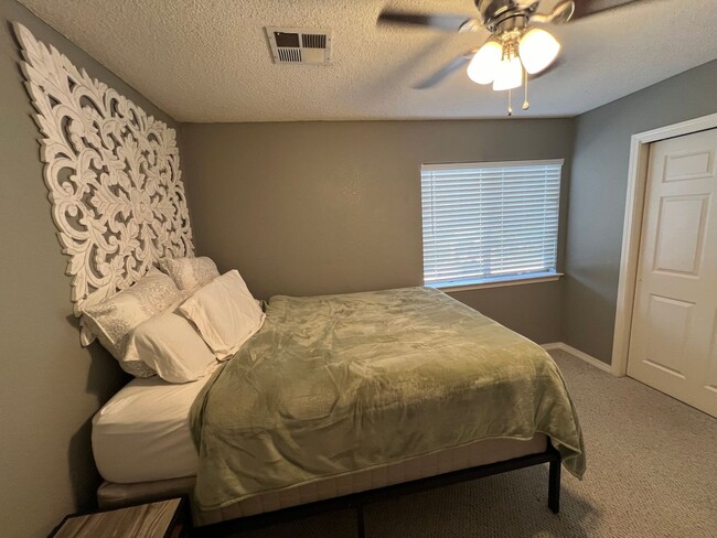 Building Photo - Charming 3-Bed, 2.5-Bath Home with Cozy Fi...