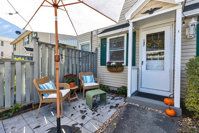 Building Photo - 147 Beech St